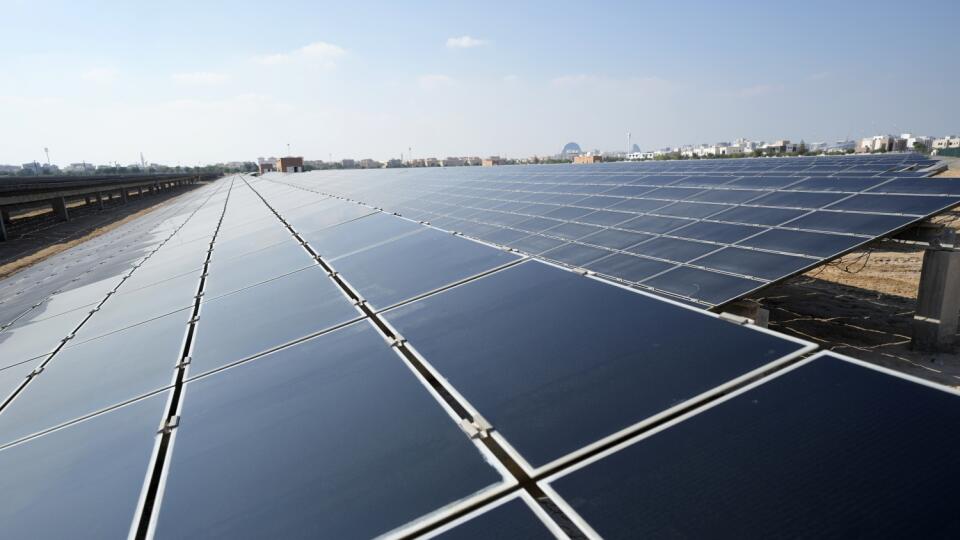 JB 3 Dubaj - Solárne panely v meste Masdar City pri Abú Zabí 8. decembra 2023 v rámci Klimatickej konferencie OSN COP, ktorá sa koná v Dubaji. FOTO TASR/AP
Solar panels sit at Masdar City near Abu Dhabi, United Arab Emirates, as Dubai hosts the COP28 U.N. Climate Summit, Friday, Dec. 8, 2023. (AP Photo/Kamran Jebreili)
