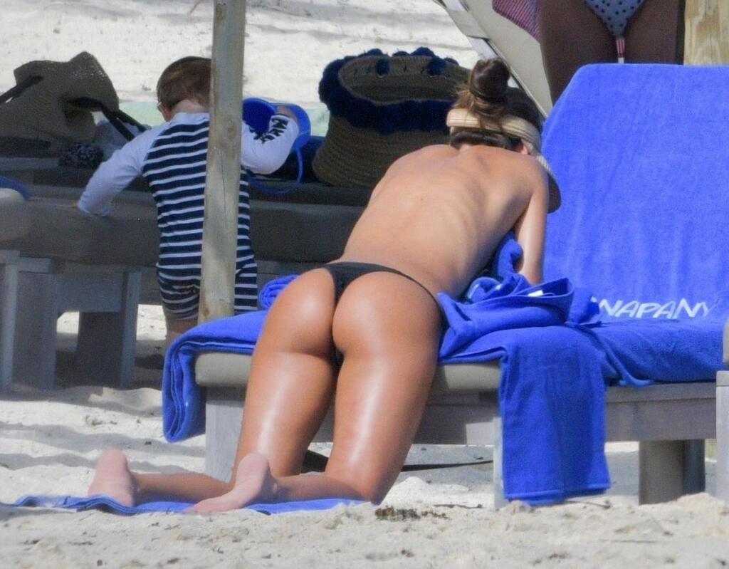 Izabela Goulartová a brankár Trapp si užívajú ďalšiu dovolenku. Aj plavky išli dole.