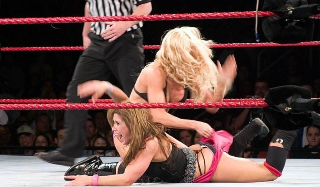 Trapasy vo wrestlingu však sú úplne bežná vec. Hlavne sexi wrestlerky sa červenali, keď nechtiac odhalili holé prsia či dokonca rozkroky
