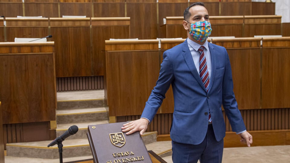 Na snímke Ján Herák (OĽaNO) s ochranným rúškom skladá poslanecký sľub počas ustanovujúcej schôdze Národnej rady Slovenskej republiky (NR SR) VIII. volebného obdobia 20. marca 2020 v Bratislave. FOTO TASR - Michal Svítok