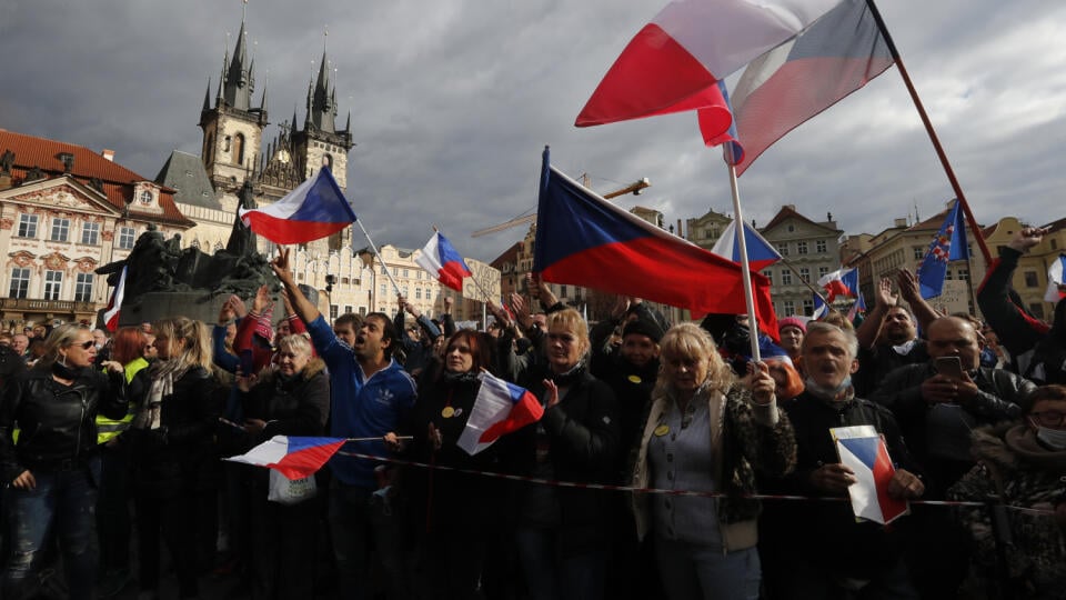 Demonštranti sa zhromaždili na protest.