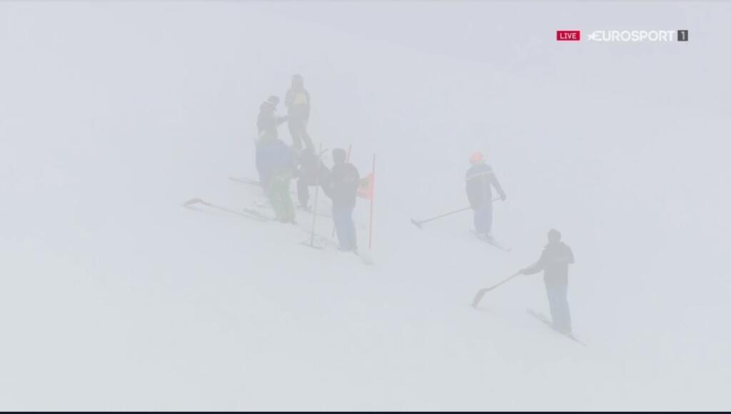 Organizátori tvrdo pracovali na tom, aby sa Super-G uskutočnilo, počasie však bolo proti.