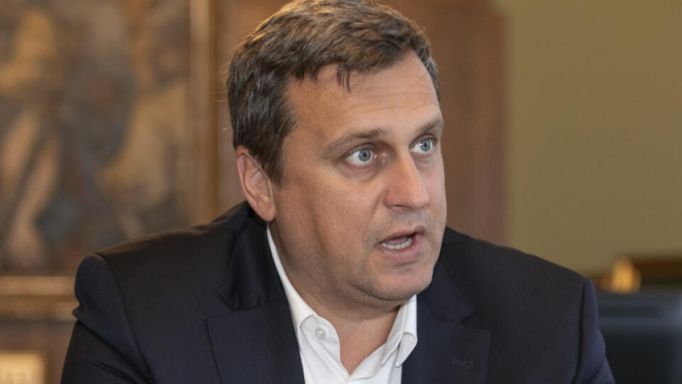 Predseda parlamentu Andrej Danko vo svojej kancelárii počas exkluzívneho rozhovoru pre Plus Jeden Deň.