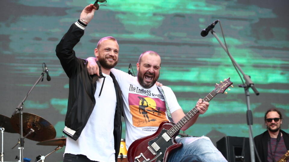Náš bývalý hokejový reprezentant Marián Gáborík doslova šokoval niekoľko tisíc fanúšikov, keď si to s gitarou v ruke namieril priamo na pódium počas koncertu IMT Smile v Trenčíne.