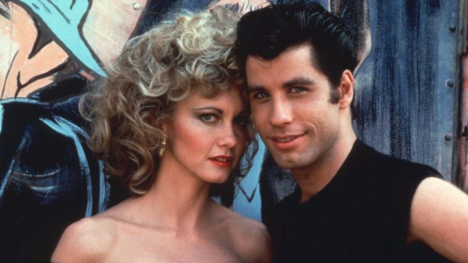 Olivia Newton John (ako Sandy) a John Travolta (Danny) boli hlavnými hviezdami filmového muzikálu Pomáda.