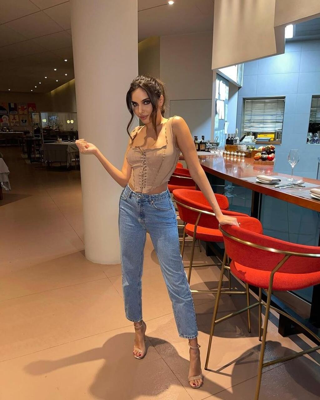 Je modelka všetkými časťami tela.