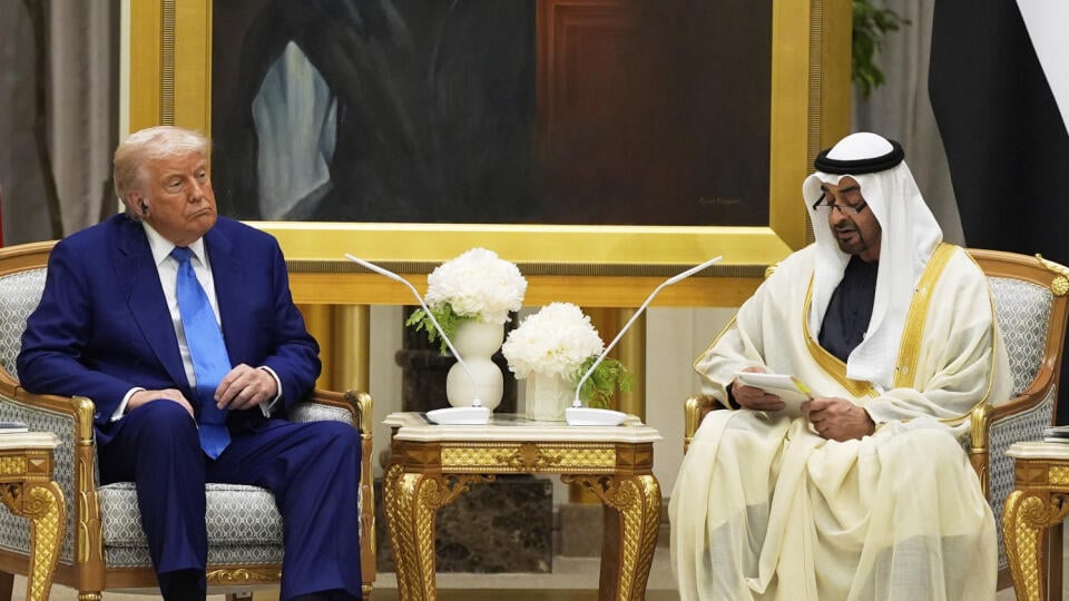 AZ24 Abú Zabí - Na snímke prezident USA Donald Trump (vľavo) a Prezident Spojených arabských emirátov Muhammad bin Zájid Sultán Nahján diskutujú počas stretnutia v Abú Zabí 15. mája 2025. FOTO TASR/AP
President Donald Trump and UAE President Mohammed bin Zayed Al Nahyan talk at Qasr Al Watan, Thursday, May 15, 2025, in Abu Dhabi, United Arab Emirates. (AP Photo/Alex Brandon)
