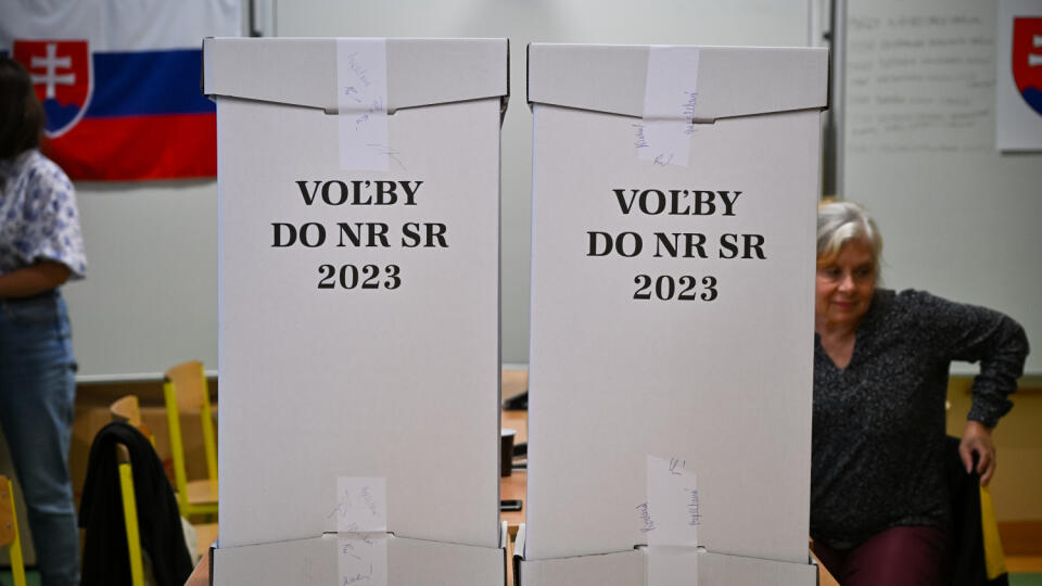 Na Slovensku sa dnes o 7.00h začali v poradí štvrté predčasné a celkovo deviate parlamentné voľby v ére samostatnej SR. Na snímke členovia osobitnej okrskovej komisie pripravujú hlasovacie schránky s hlasmi slovenských občanov zo zahraničia na sčítanie 30. septembra 2023 v Bratislave. FOTO TASR - Pavol Zachar