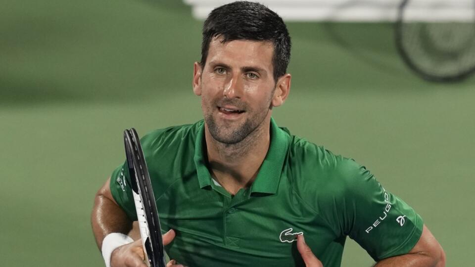 KK36 Dubaj - Srbský tenista Novak Djokovič sa teší po víťazstve nad Rusom Karenom Chačanovom v zápase 2. kola mužskej dvojhry na turnaji ATP v Dubaji v stredu 23. februára 2022. FOTO TASR/AP
Serbia's Novak Djokovic returns the ball to Russia's Karen Khachanov during a match of the Dubai Duty Free Tennis Championship in Dubai, United Arab Emirates, Wednesday, Feb. 23, 2022. (AP Photo/Ebrahim Noroozi)