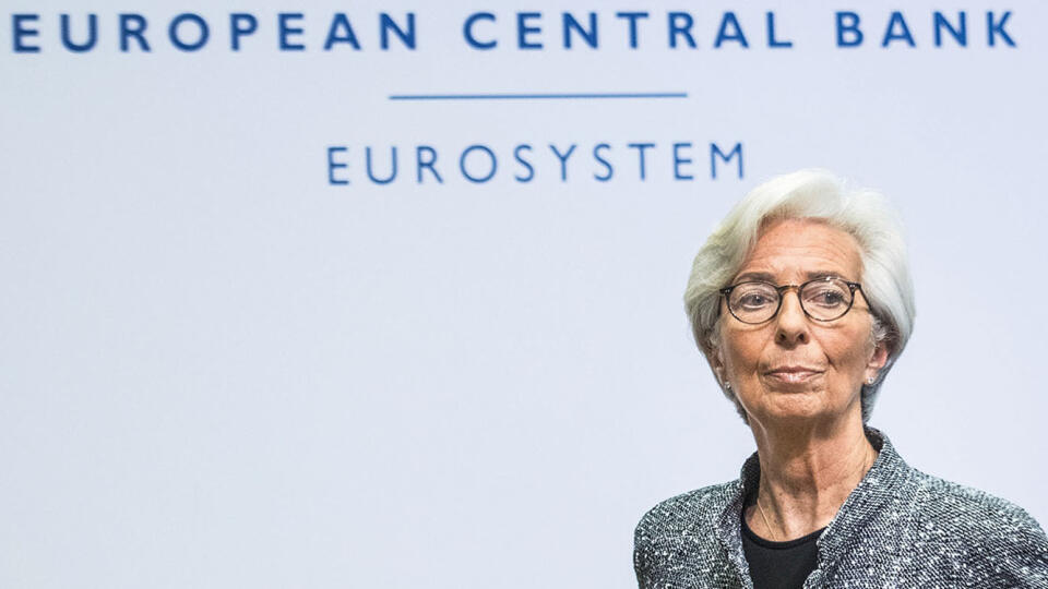 Šéfka ECB Christine Lagardová si stále necháva priestor na úpravu svojich opatrení. Veselo porušuje vlastné pravidlá na odkup dlhopisov a už nakupuje aj tie grécke.