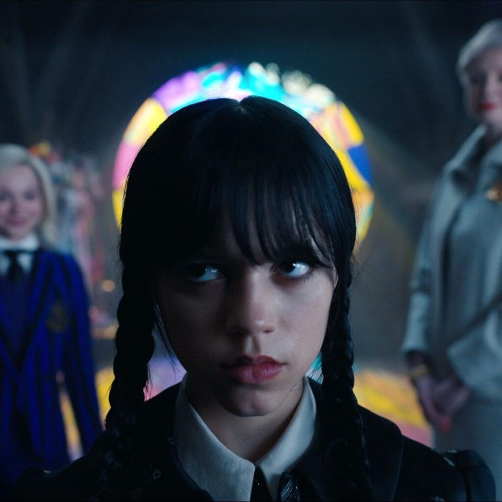 V hlavnej úlohe zažiarila len 20-ročná americká herečka Jenna Ortega, ktorá presvedčivo stvárnila večne zamračenú, temnú a v čiernych šatách odetú Wednesday s jej typicky zapletenými vrkočmi. Pre Jennu Ortegu, hviezdu najrozšírenejšieho filmového žánru roku 2022: hororu, to bol pekelný rok.