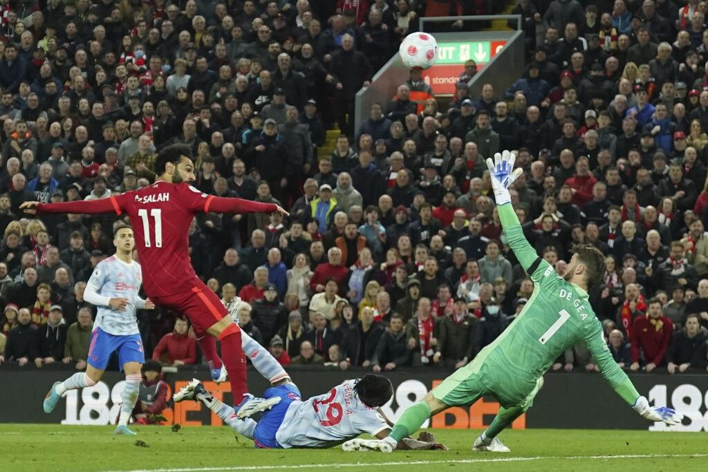 Hráč Liverpoolu Mohamed Salah (vľavo) strieľa štvrtý gól vo futbalovom zápase anglickej ligy Premier League FC Liverpool - Manchester United v Liverpoole 19. apríla 2022.