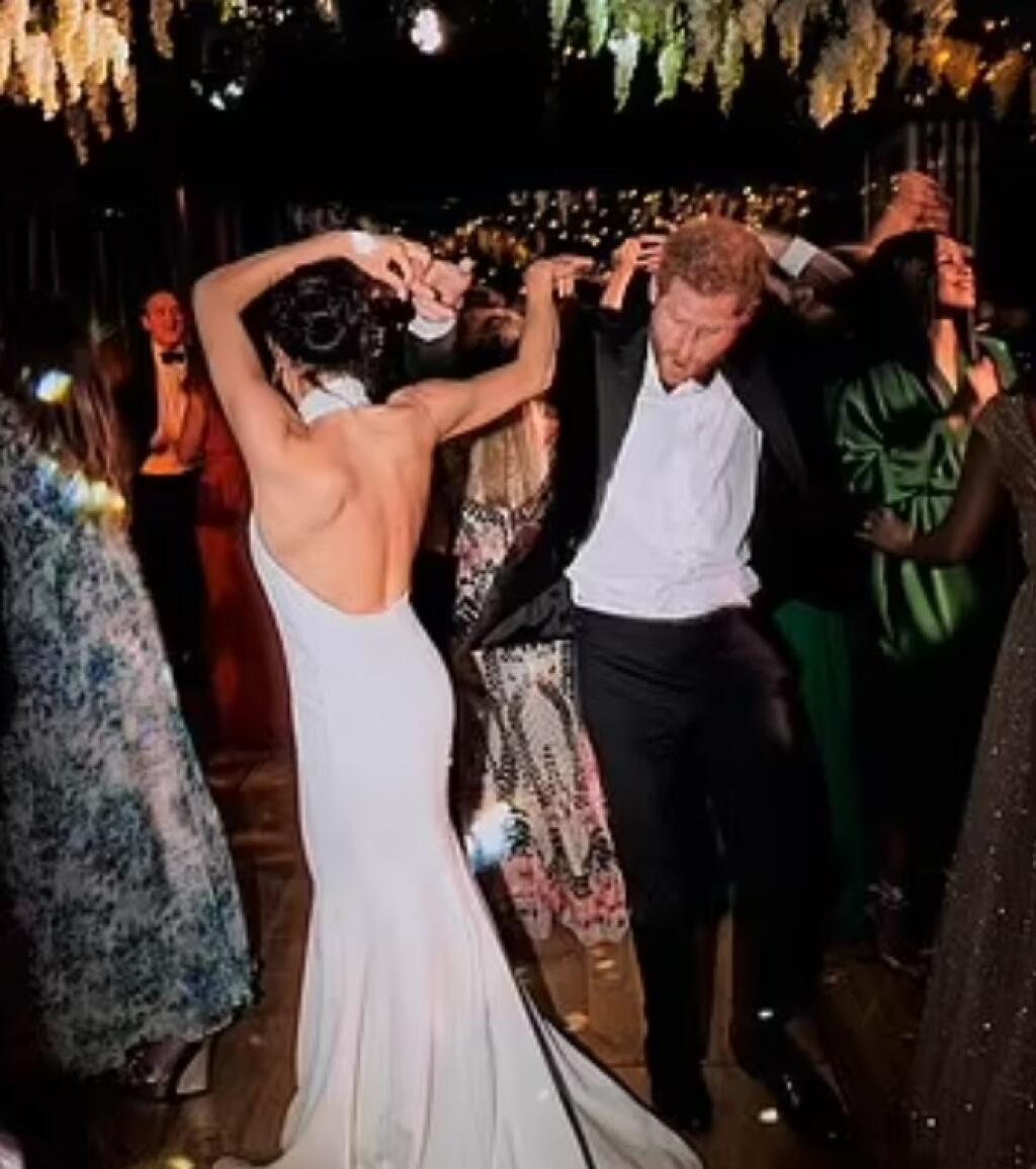 Mimo iné je na záberoch zachytený aj prvý novomanželský tanec páru na skladbu Land Of A Thousand Dances. Vojvodkyňa Meghan pri tom na sebe nemá svadobnú róbu, ktorú mala oblečenú počas obradu a počas oficiálneho fotografovania.