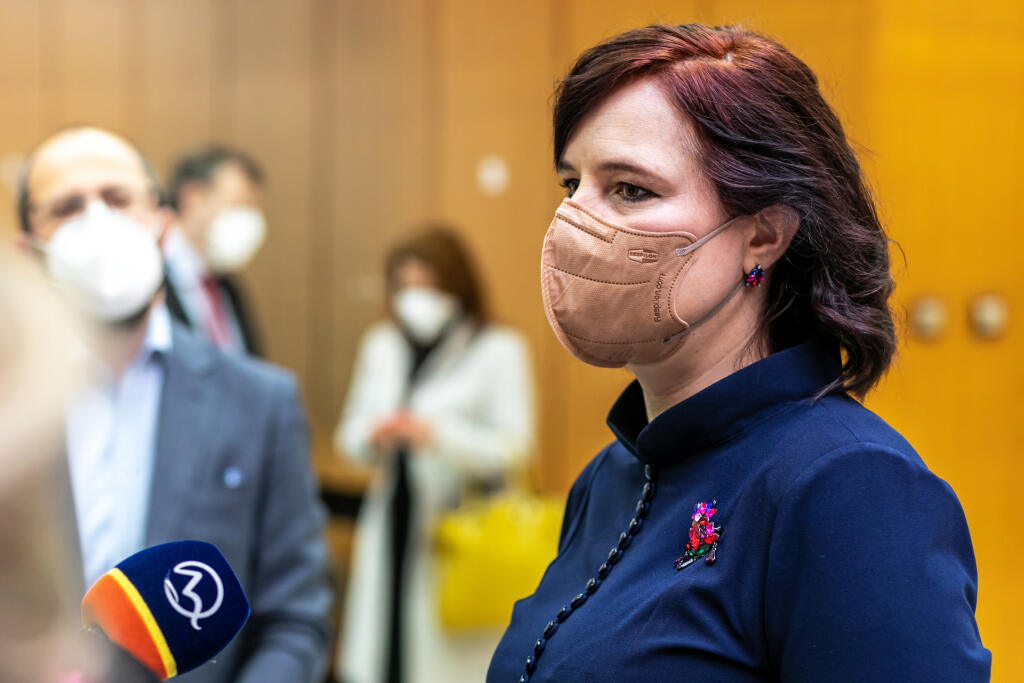 Na snímke sú príchody ministrov na 2. zasadanie vlády pod vedením premiéra Eduarda Hegera. 