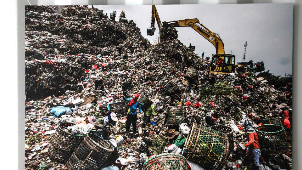 Bentar Gebang, rozprestierajúci sa na ploche 110 hektárov, je pravdepodobne najväčšou skládkou odpadu na svete. Každý deň príjme 6000 ton odpadu z Jakarty. Žijú tu a pracujú tisíce rodín, aby triedili smeti a následne predávali plastový, textilný, papierový, kovový a iný odpad na recykláciu.