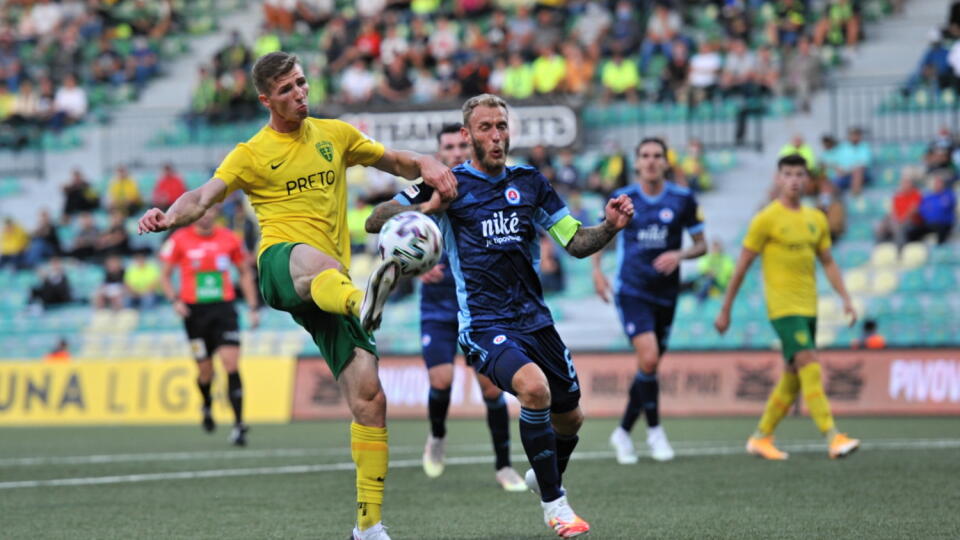 Na snímke zľava Dawid Kurminowski (Žilina) a Joeri De Kamps (Slovan) v zápase 7. kola futbalovej Fortuna ligy MŠK Žilina - Slovan Bratislava v Žiline 20. septembra 2020. FOTO TASR - Erika Ďurčová