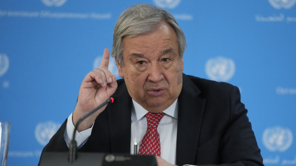 KK49 archív Nairobi - Na archívnej snímke z 3. mája 2023 generálny tajomník OSN António Guterres hovorí počas návštevy v Nairobi. Konfliktmi zmietaný Sudán je na pokraji "totálnej občianskej vojny", ktorá by mohla destabilizovať celý región. V nedeľu to vyhlásila Organizácia Spojených národov (OSN). Urobila tak po sobotňajšom nálete na mesto Umm Durmán, pri ktorom zahynulo 22 civilistov. FOTO TASR/AP
FILE - U.N secretary General Antonio Guterres addresses the media during a visit to the U.N. off