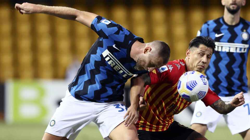 Milan Škriniar (vľavo) a hráč Beneventa Gianluca Lapadula bojujú o loptu v dohrávke 1. kola Serie A, Benevento - Inter Miláno.