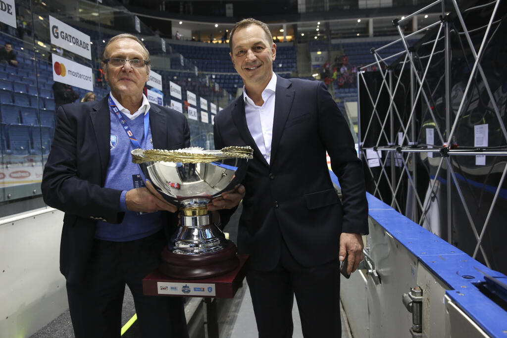 Peter Bondra a Ján Filc, strojcovia najväčšieho úspechu v histórii slovenského hokeja.Na snímke tréner Ján Filc a Peter Bondra