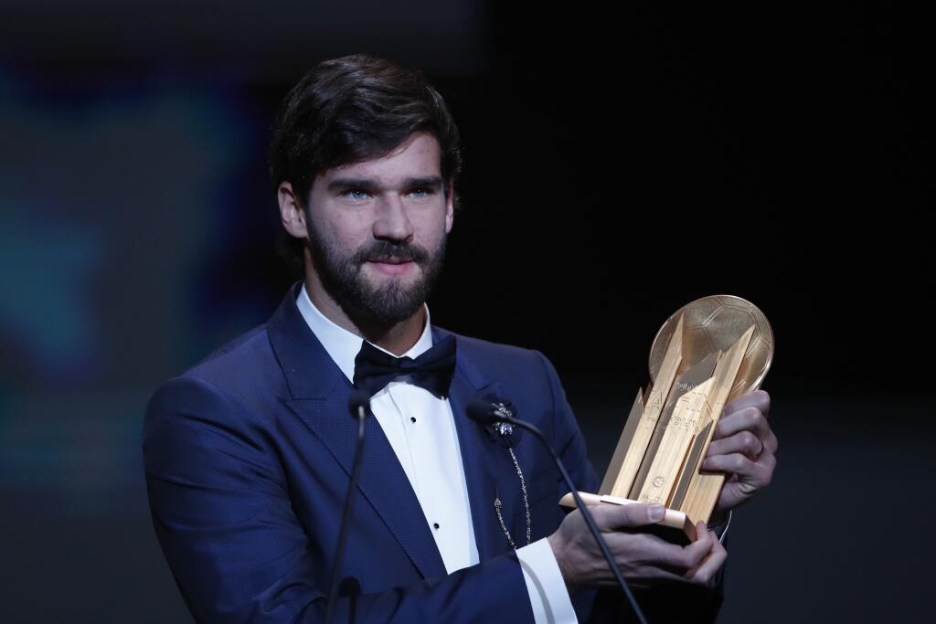 Obrovská rana pre hviezdu Liverpoolu FC. Brazílsky brankár Alisson Becker (28) sa dnes dozvedel šokujúcu správu o tom, že jeho otec José († 57) už nežije.