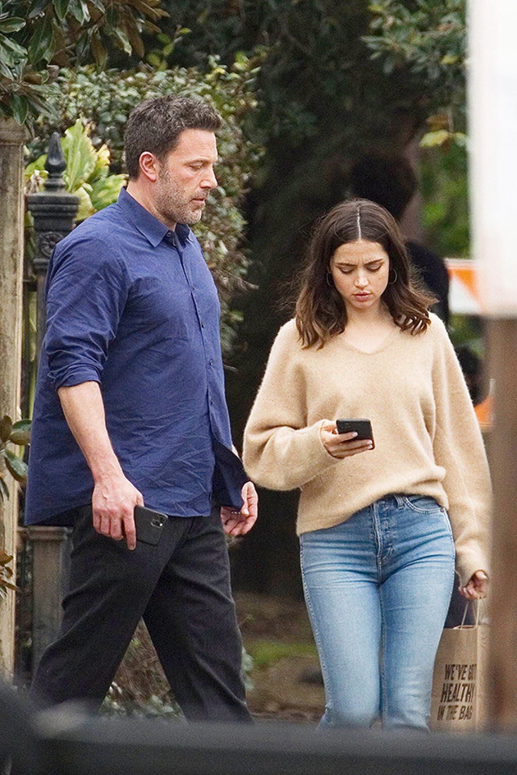 Hereckí kolegovia Ben Affeck (48) a Ana de Armas (32) sa zblížili začiatkom minuého roka počas natáčania erotického trileru Deep Water. Film je však ešte stále v postprodukcii, a tak sa hviezdny pár stihol rozísť pred jeho premiérou, ktorá je naplánovaná na august tohto roka.