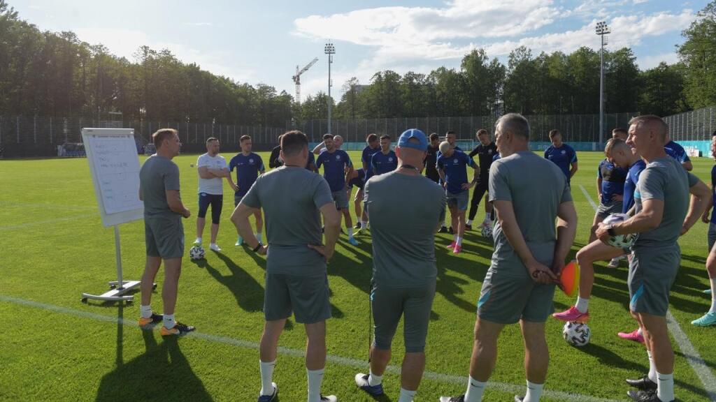 Slovenskí futbaloví reprezentanti majú za sebou prvý tréning v dejisku majstrovstiev Európy.