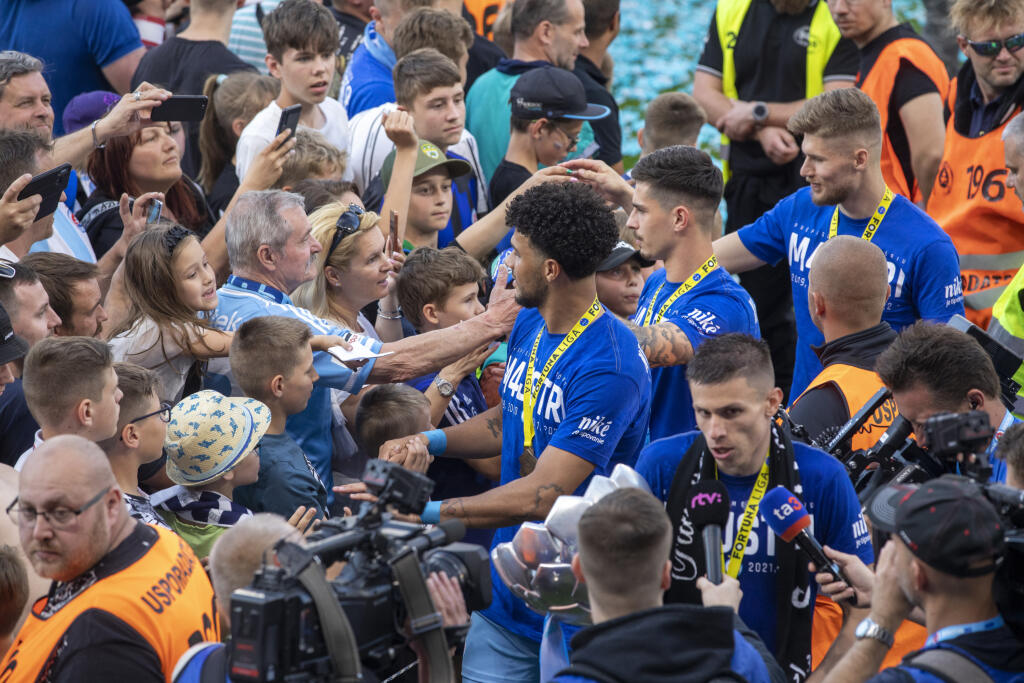 Na snímke futbalisti Slovana Bratislava , ktorý oslavujú zisk 4. titulu Fortuna ligy za sebou.