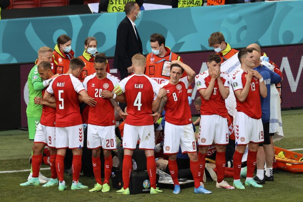 ŽIVÁ HRADBA
Spoluhráči urobili okolo bezvládneho
kamaráta kruh, aby ho uchránili pred
nežiaducimi pohľadmi.