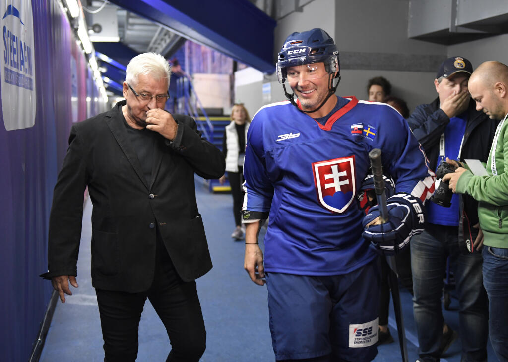 V exhibičnom zápase legiend zvíťazili hokejisti Slovenska nad Švédskom 11:7. Stretnutie v košickej Steel aréne bolo súčasťou osláv 90. rokov slovenského hokeja, pričom na ľade sa predstavilo viacero hráčov z pamätných MS 2002, na ktorých Slovensko získalo titul majstra sveta.