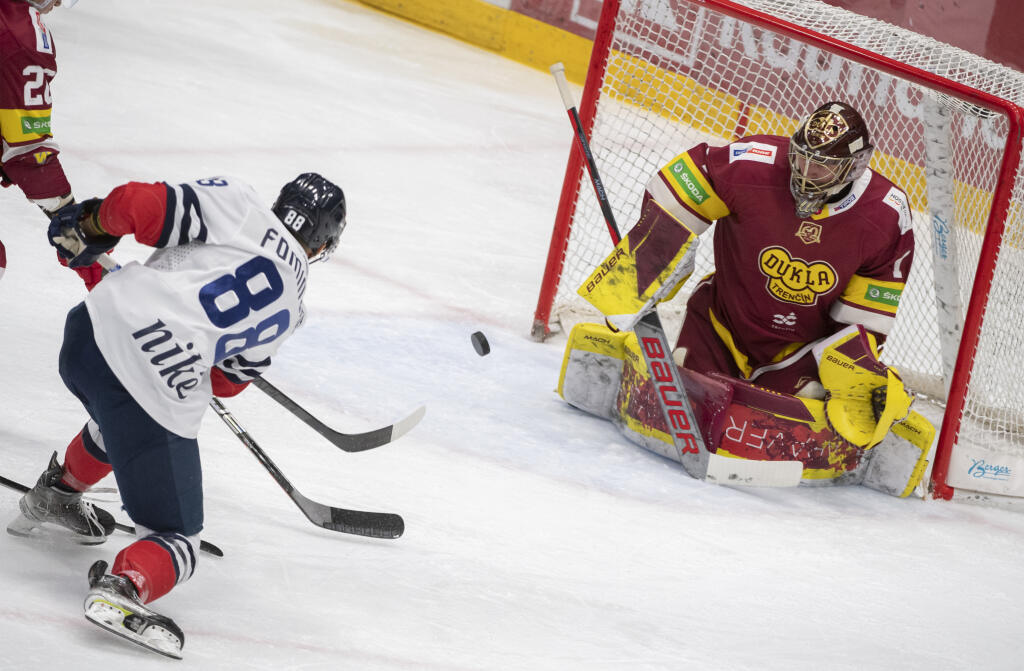 Na snímke hokejista Slovana Danill Fomynch strieľa gól počas zápasu 20. kola hokejovej Tipos extraligy medzi HC Slovan Bratislava - HK Dukla Trenčín v Bratislave v piatok 25. novembra 2022.