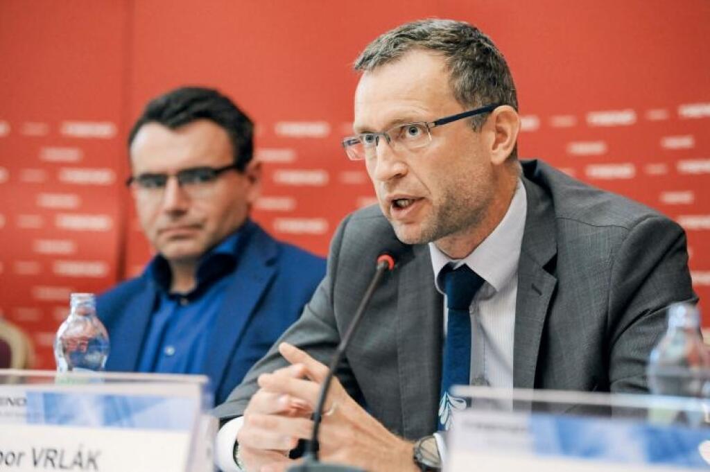 Z najhoršieho sú sprostredkovatelia vonku. Poslanci zmiernili pravidlá