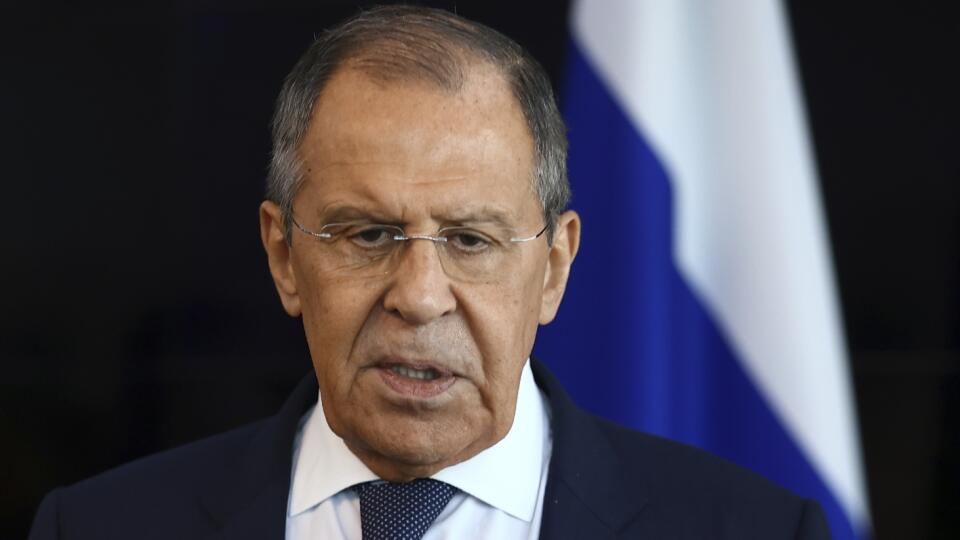 EBE 36 Phnom Pénh - Na snímke ruský minister zahraničných vecí Sergej Lavrov poskytuje rozhovor novinárom po summite Združenia krajín juhovýchodnej Ázie (ASEAN) v kambodžskej metropole Phnom Pénh 13. novembra 2022. FOTO TASR/AP
In this photo released by Russian Foreign Ministry Press Service, Russian Foreign Minister Sergey Lavrov speaks to Russian journalists after the ASEAN Australia-New Zealand Trade Area (AANZTA) summit in Phnom Penh, Cambodia, Sunday, Nov. 13, 2022. (Russian Foreign Mini