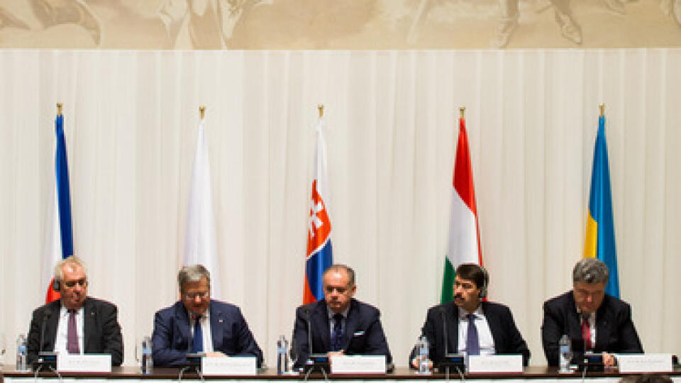 Zľava: Prezident ČR Miloš Zeman, prezident Poľskej republiky Bronislaw Komorowsky, prezident SR Andrej Kiska, prezident Maďarska János Áder a prezident Ukrajiny Petro Porošenko počas stretnutia prezidentov V4 a prezídia Ukrajiny.