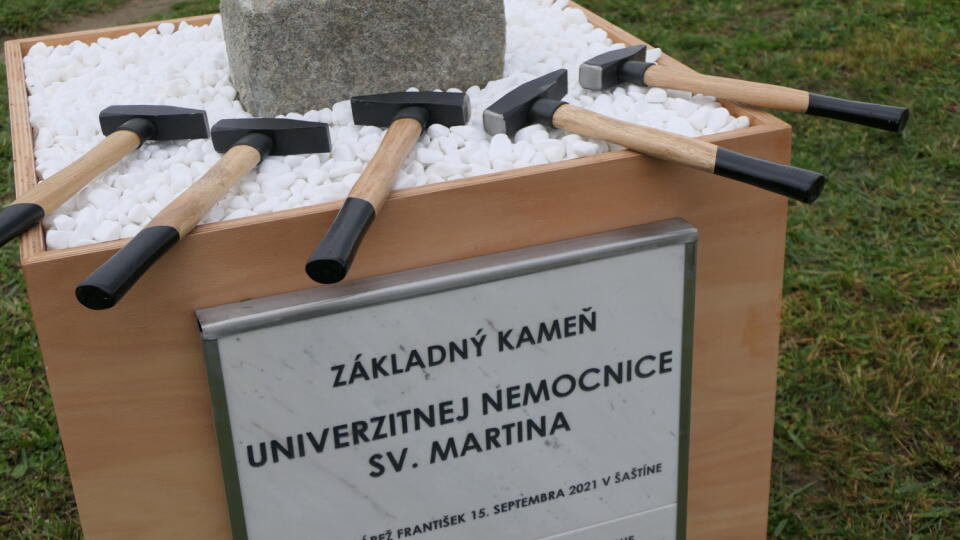 Na snímke kameň a kladivá pripravené na oficiálny akt poklepania základného kameňa novej Univerzitnej nemocnice sv. Martina v Martine 4. novembra 2022. FOTO TASR - Erika Ďurčová