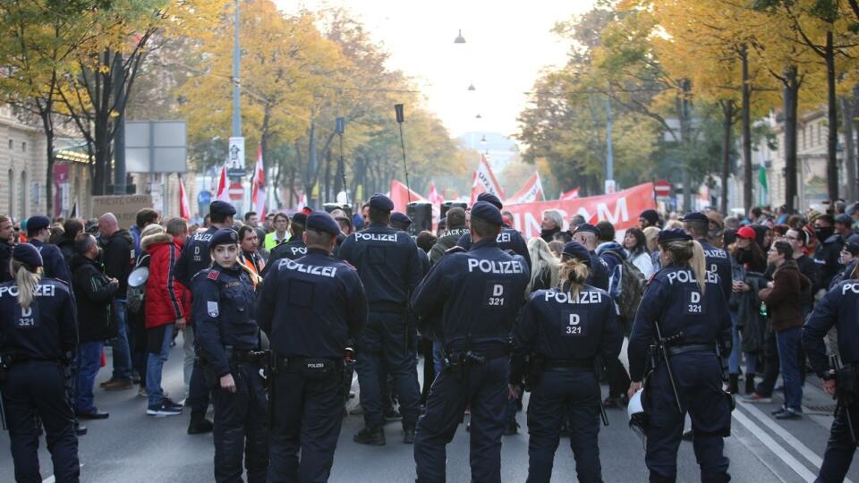 Obyvatelia Rakúska, ktorí nie sú zaočkovaní proti koronavírusu alebo za posledných 180 dní neprekonali ochorenie COVID-19, budú musieť ísť do lockdownu. V nedeľu sa na tom dohodli kancelár Alexander Schallenberg a predsedovia vlád rakúskych spolkových krajín.