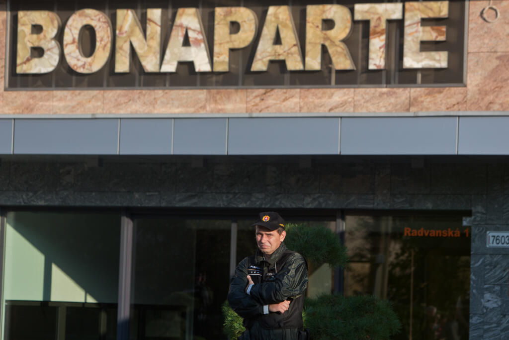 Pred obytnym komplexom Bonaparte sa konal v poradi 12 protest organizovany opozicnymi politickymi stranami SaS a OLANO s nazvom Bonaparty. Predmetom protestov je poukazat na kauzu okolo podnikatela Ladislava Basternaka a ministra vnutra Roberta Kalinaka.