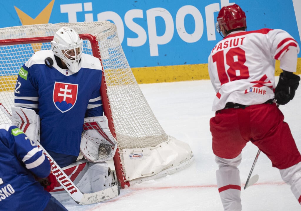 Na snímke brankár Branislav Konrád (Slovensko) a vpravo Grzegorz Pasiut (Poľsko) počas zápasu D-skupiny olympijskej kvalifikácie na ZOH v Pekingu Slovensko - Poľsko 27. augusta 2021 v Bratislave. FOTO TASR - Martin Baumann