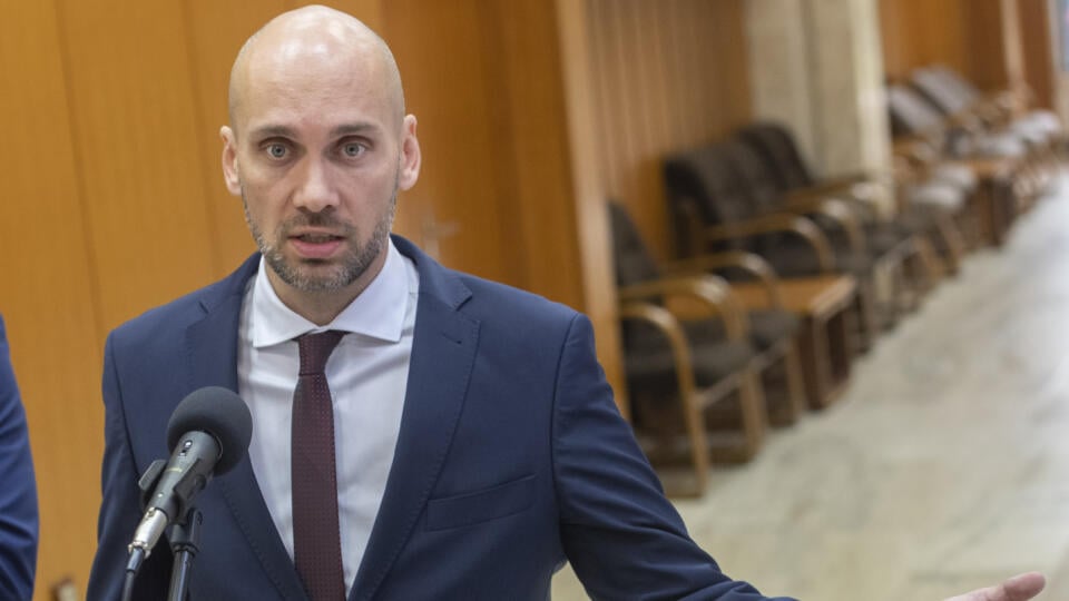 Na snímke štátny tajomník ministerstva hospodárstva Karol Galek (SaS) poskytuje rozhovor počas príchodu na 102. rokovanie vlády SR 14. septembra 2022 v Bratislave. FOTO TASR - Martin Baumann