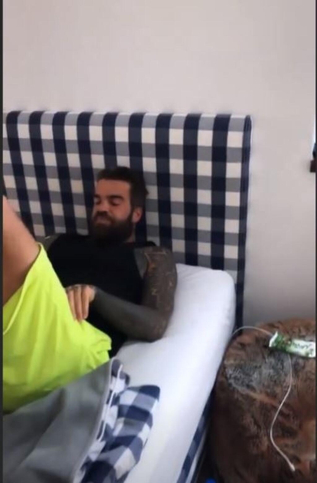 Károvaná posteľ známej značky.