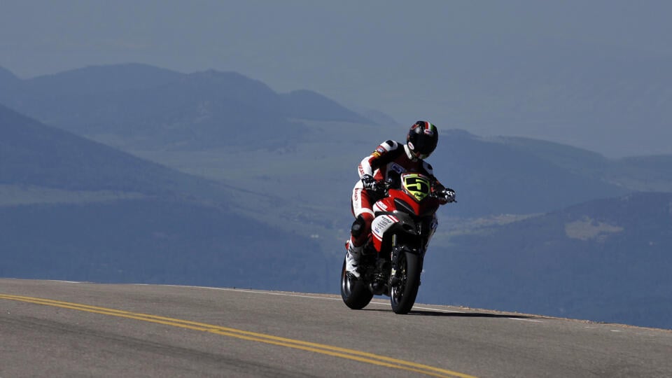 Motocyklový pretekár Carlin Dunne tragicky zahynul na preteku Pikes Peak pár metrov pre cieľom.