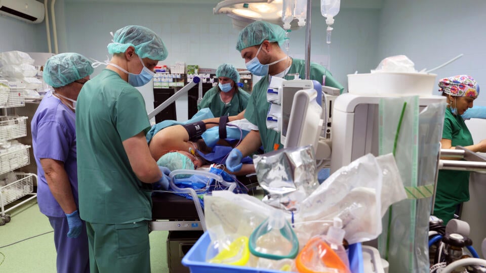 Na snímke je predoperačná diskusia o výnimočnom prevedení opercie prostaty na Urologickom oddelení v Dérerovej nemocnici v Bratislave.