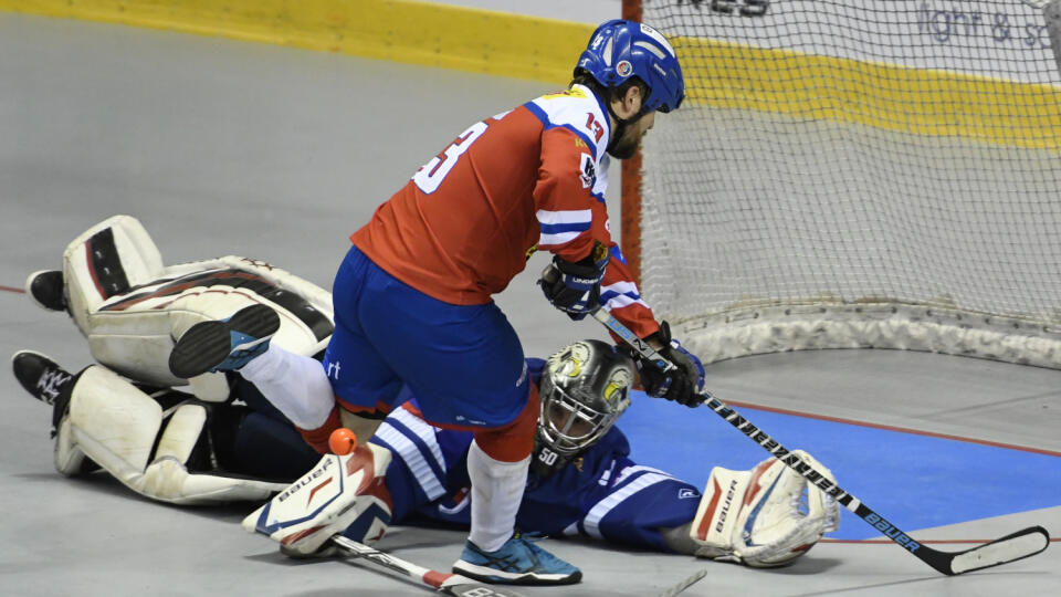 Slovenskí hokejbalisti prehrali v utorok vo svojom poslednom zápase v A-skupine na MS v Košiciach s Českom 1:2.