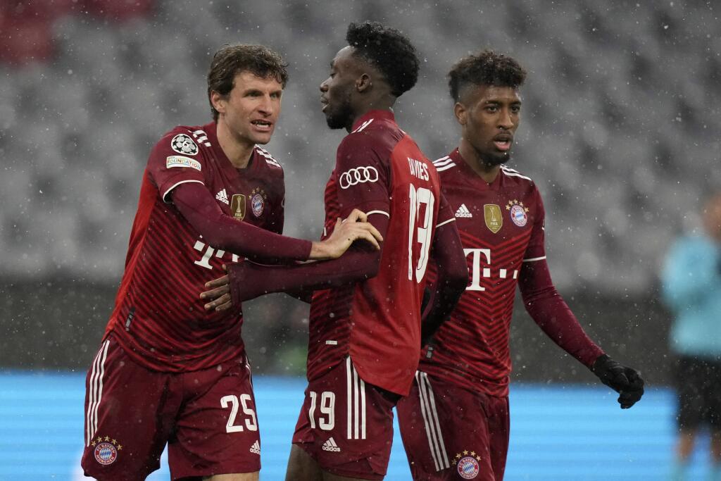 Hráč Bayernu Thomas Müller (vľavo) oslavuje po tom, ako strelil úvodný gól v zápase E-skupiny Ligy majstrov Bayern Mníchov - FC Barcelona v Mníchove 8. decembra 2021. FOTO TASR/AP