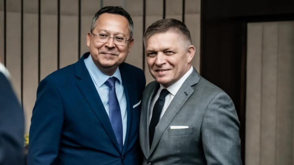 Minister Kamenický zaspieval Ficovi virtuálne Živió, živió, živió, živió...