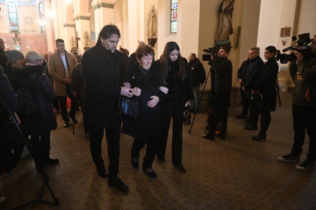 V najťažších životných chvíľach pri ňom stáli všetci jeho najbližší vrátane mamy Anny či mladej priateľky Dominiky Branišovej. Takto sa svorne podopierali.