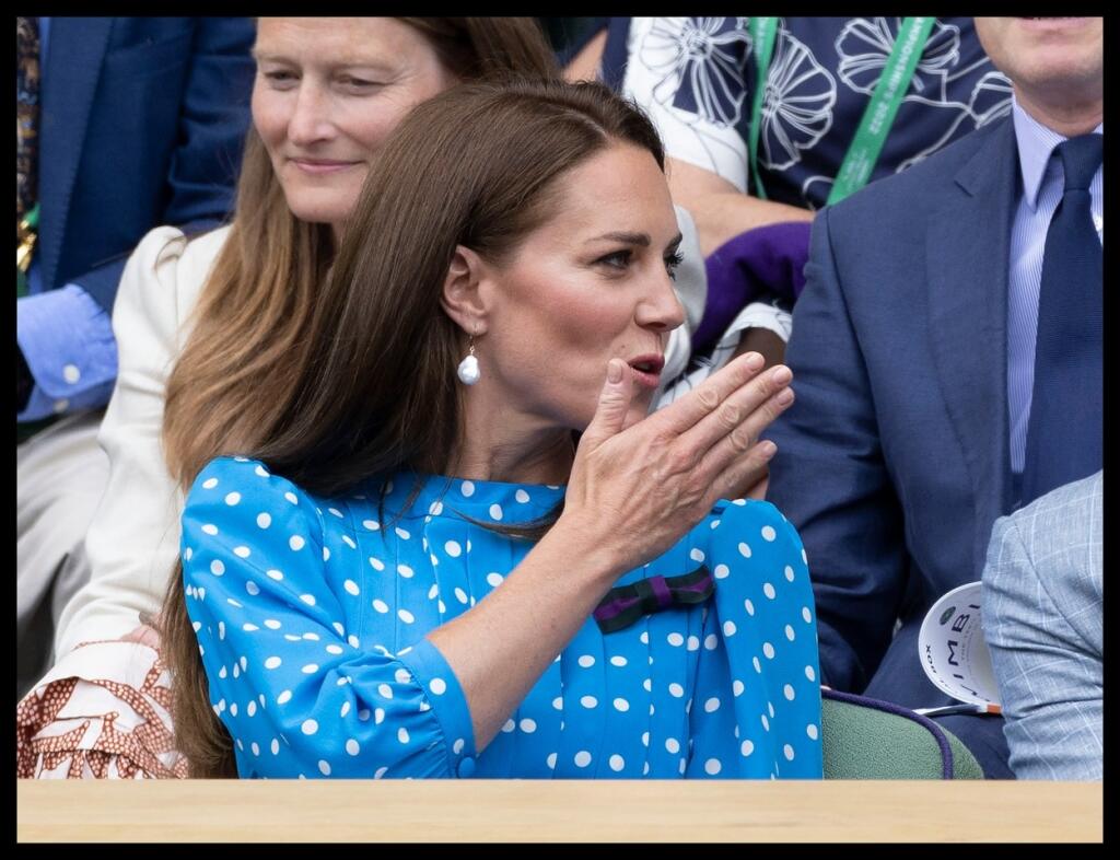 Vojvodkyňa Kate na tribúne posielala aj pusinky.