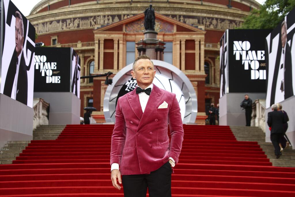 Herec Daniel Craig pózuje fotografom počas jeho príchodu na svetovú premiéru novej bondovky Nie je čas zomrieť (No Time To Die) v londýnskej Royal Albert Hall, v Londýne 28. septembra 2021.