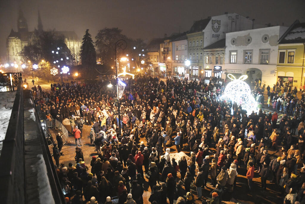 Na snímke ľudia sa účastnia na spoločnom proteste opozície