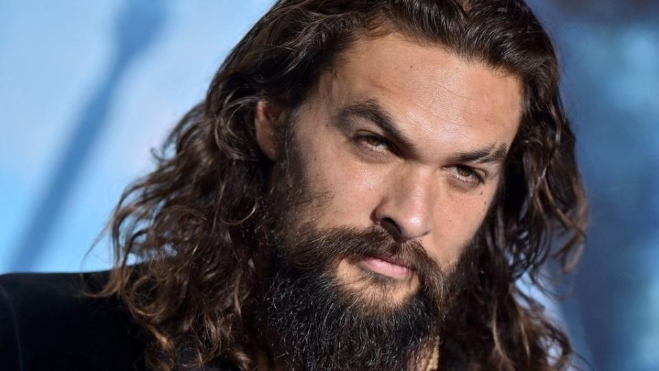 Herec Jason Momoa sa narodil na Havaji a je zrodený na úlohy akčných hrdinov. V súkromí sa venuje brazílskemu jiu-jitsu.