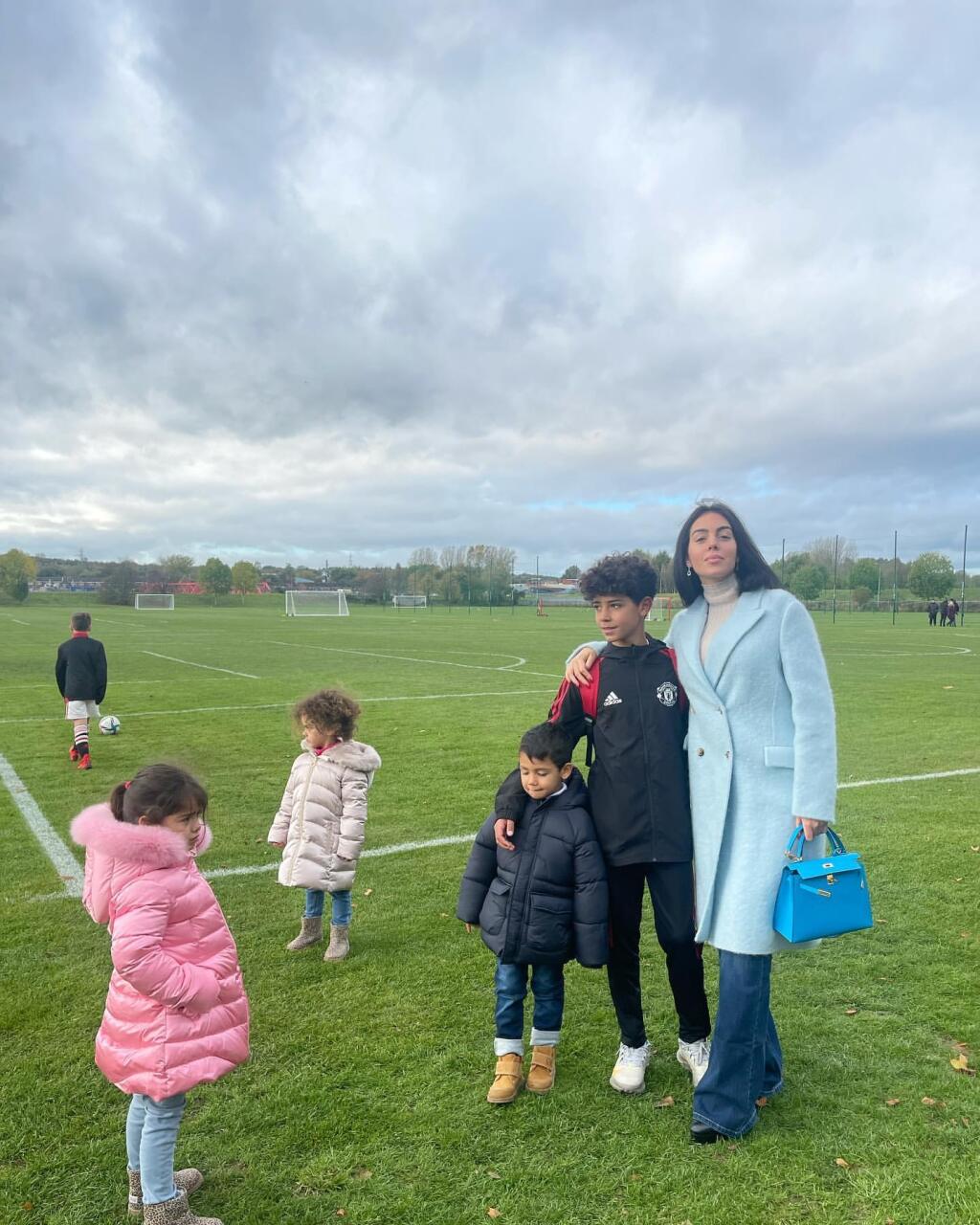 Georgina Rodriguez s Cristianom Ronaldom mladším a ďalšími deťmi v akadémii Manchestru United.